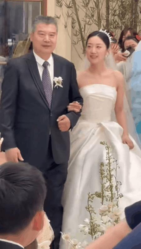 莎莎的好朋友李爷爷女儿今天结婚啦！漂亮的新娘子挽着李爷爷出场，这一幕真的好温馨