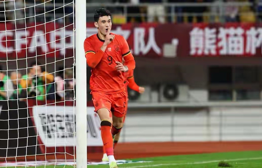 成都蓉城在这个冬窗动作频频，继签下20岁后卫贺一然后，又迅速敲定了国足主力前锋拜