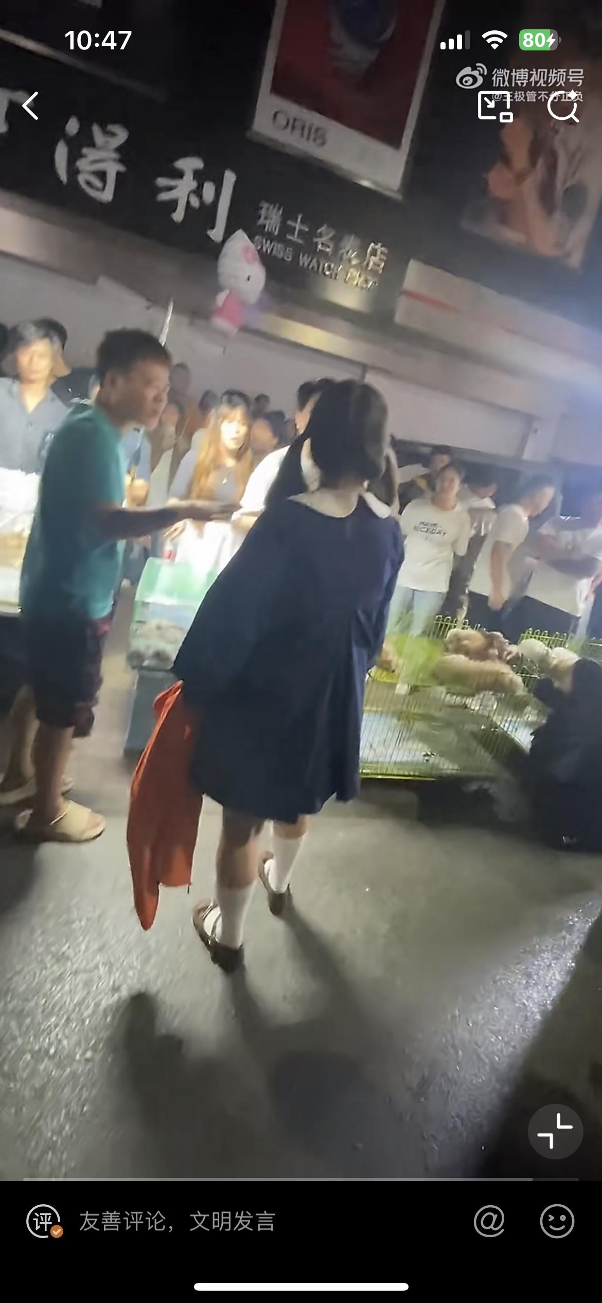 山东临沂这个小仙女把外套忘在了一个卖猫的摊位。第二天晚上想起来取，摊主提出给1