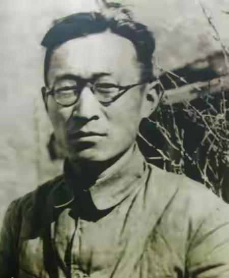 大家认识这位革命前辈吗？能够认识他的应该都有40岁以上。他是我们新中国成立后，第