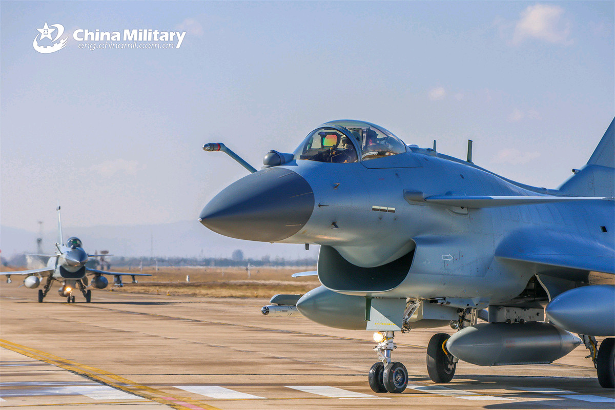 北空某旅外出驻训分队凯旋有段时间没见这家的歼-10B了