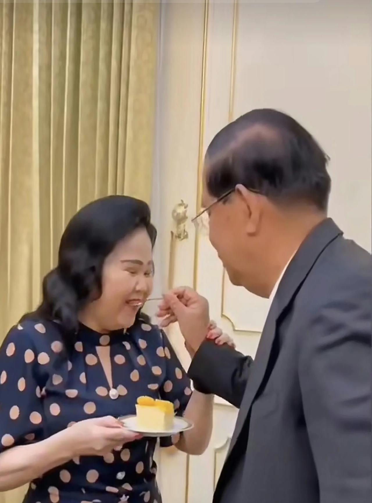 说实在的，这洪亲王哪里有心思指挥打仗呀！看看洪亲王又是给夫人喂蛋糕，又是当众与