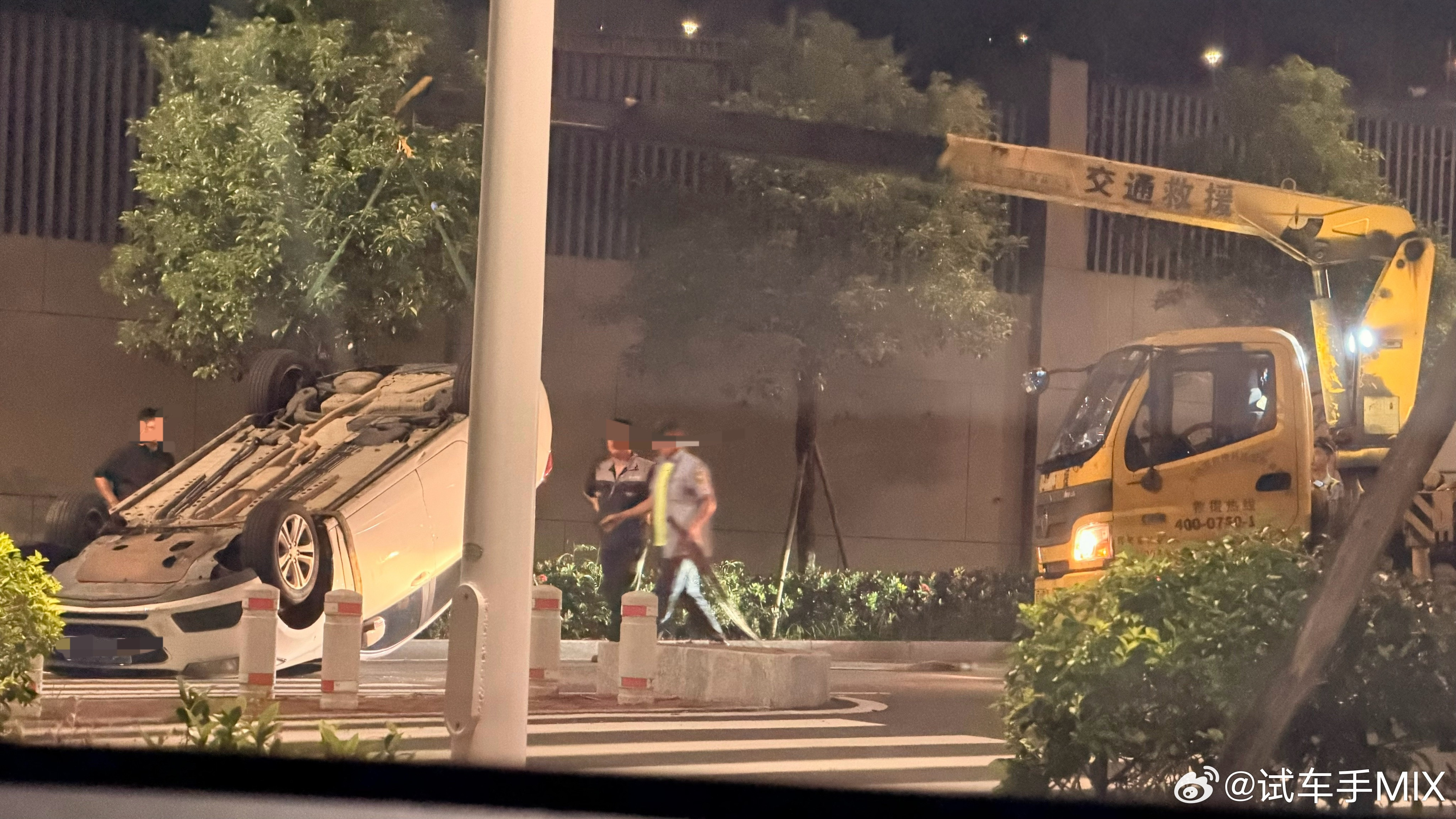 这台科鲁兹是翻转得毫无痕迹全身都没见有什么明显碰撞但它就是翻转了…各位小心点开车