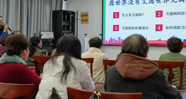 别再以为老年人没有性需求。数据显示，近95%的老年感染者通过异性性传播感染。