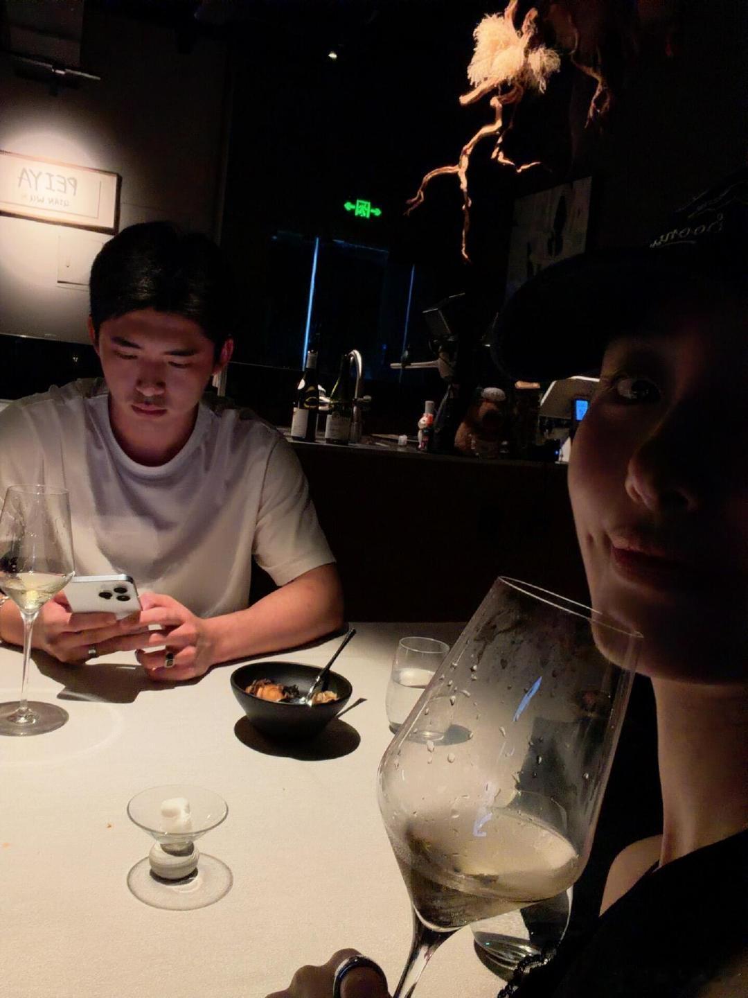 杨采钰和老公约会杨采钰晒与老公约会合照杨采钰和老公约会，每次看杨采钰的私下日常