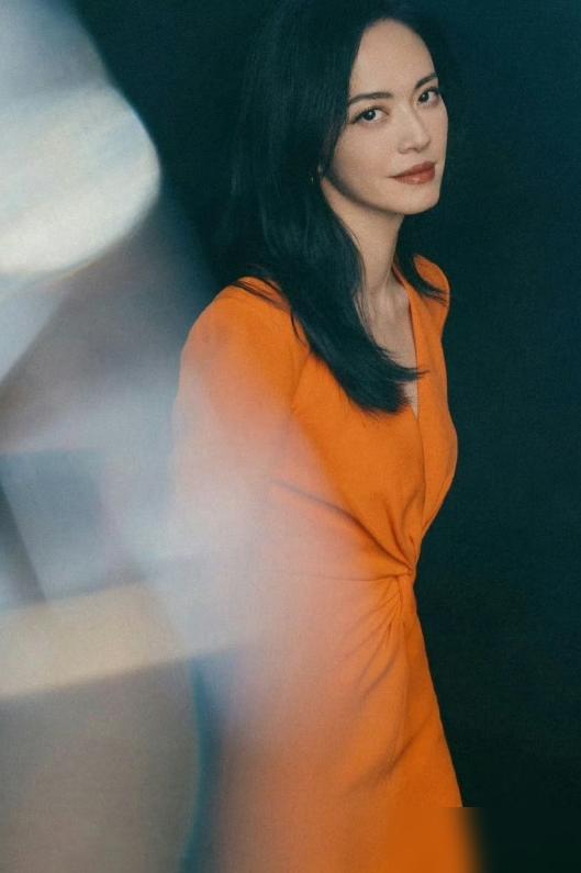 姚晨跟曹郁也散了？我一点都不奇怪。15年前那场离婚大戏，你还记得吗？当年她