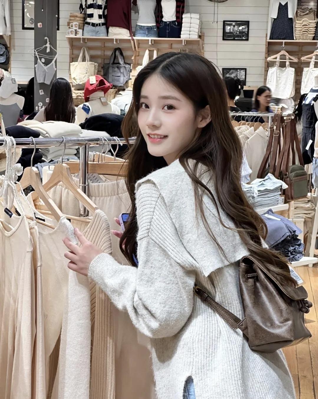 温暖毛衣搭配时尚包包，轻松出街！🌟👗👜