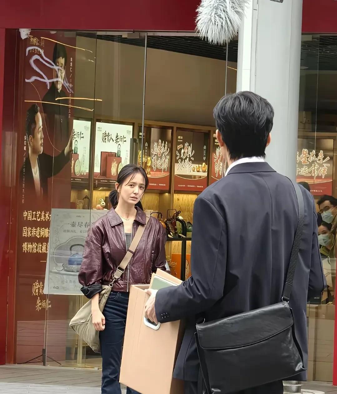 路拍，佟丽娅本人非常瘦且黑，脸小。是少有的上镜比现实看着好看的女明星！