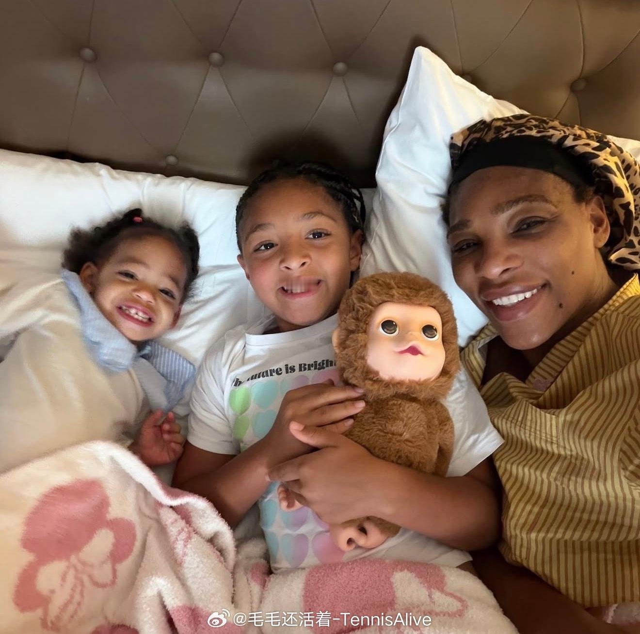 小威廉姆斯哄闺女们睡觉。