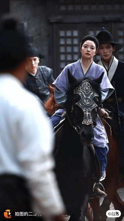 古偶剧女主长这样，她只适合现代妆造，不然太普了，这个脸型不适合这种妆造，脸更大更