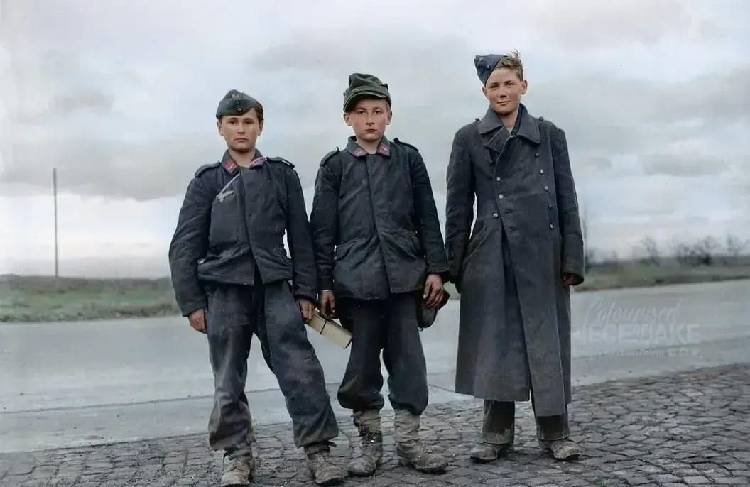 1945年3月19日，美军第六装甲师俘虏德军三名少年兵，看上去也就十四五岁，还是