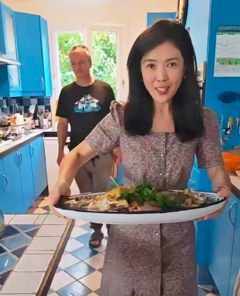 苏芒住丈夫的法国大别墅，开开心心给老公家15口人做饭，由时尚主编华丽变身普通家庭