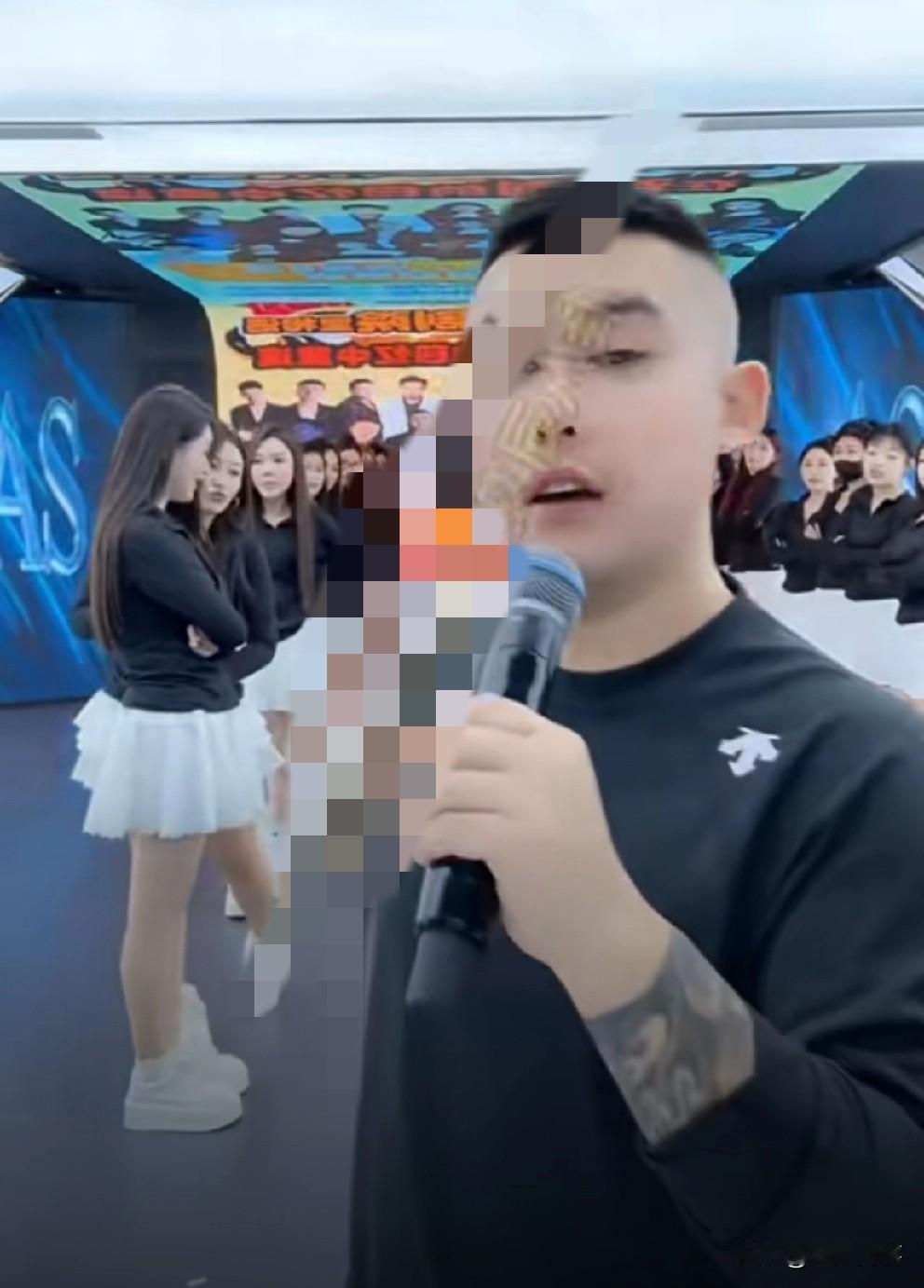 阿厦白天去盘锦卖了一波螃蟹，傍晚才抵达锦州还上台唱了一首原创歌曲！