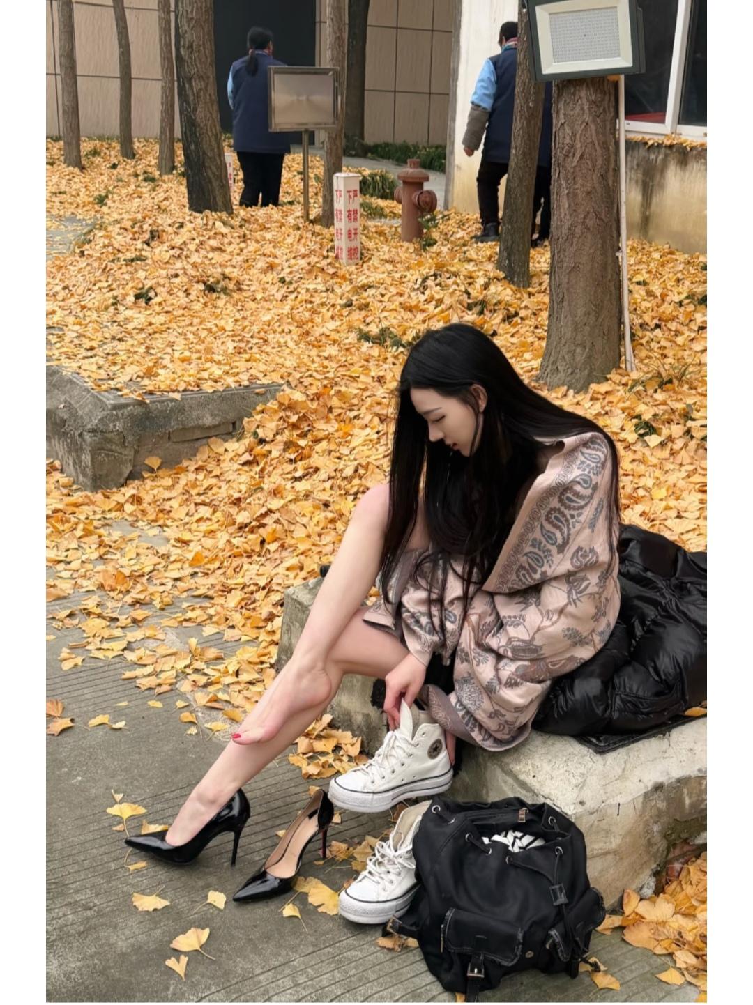 还是换下高跟鞋，脚丫子才舒服。