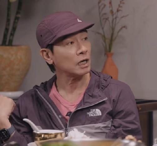 李诞问陈小春：这辈子有没有什么特别遗憾的事？陈小春：遗憾不多，唯一要说很遗憾
