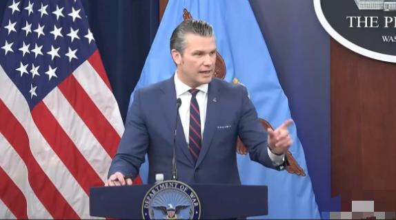 美国为了甩锅已经开始睁眼说瞎话，美国防长赫格塞斯在刚刚举行的记者会上公然表示，这