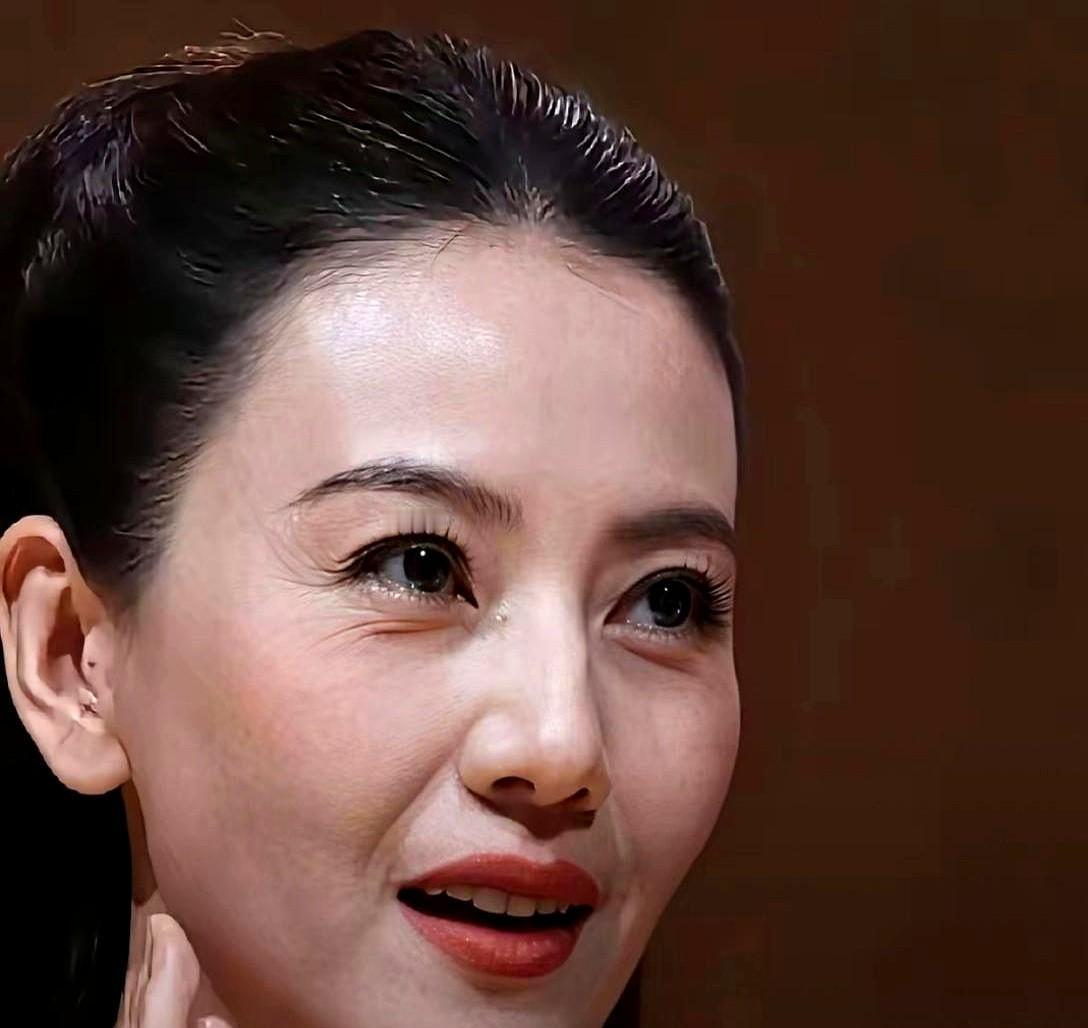 当她素颜照流出，评论区却沸腾：这女人终于活明白了。周迅直面衰老恐惧，高圆圆转身