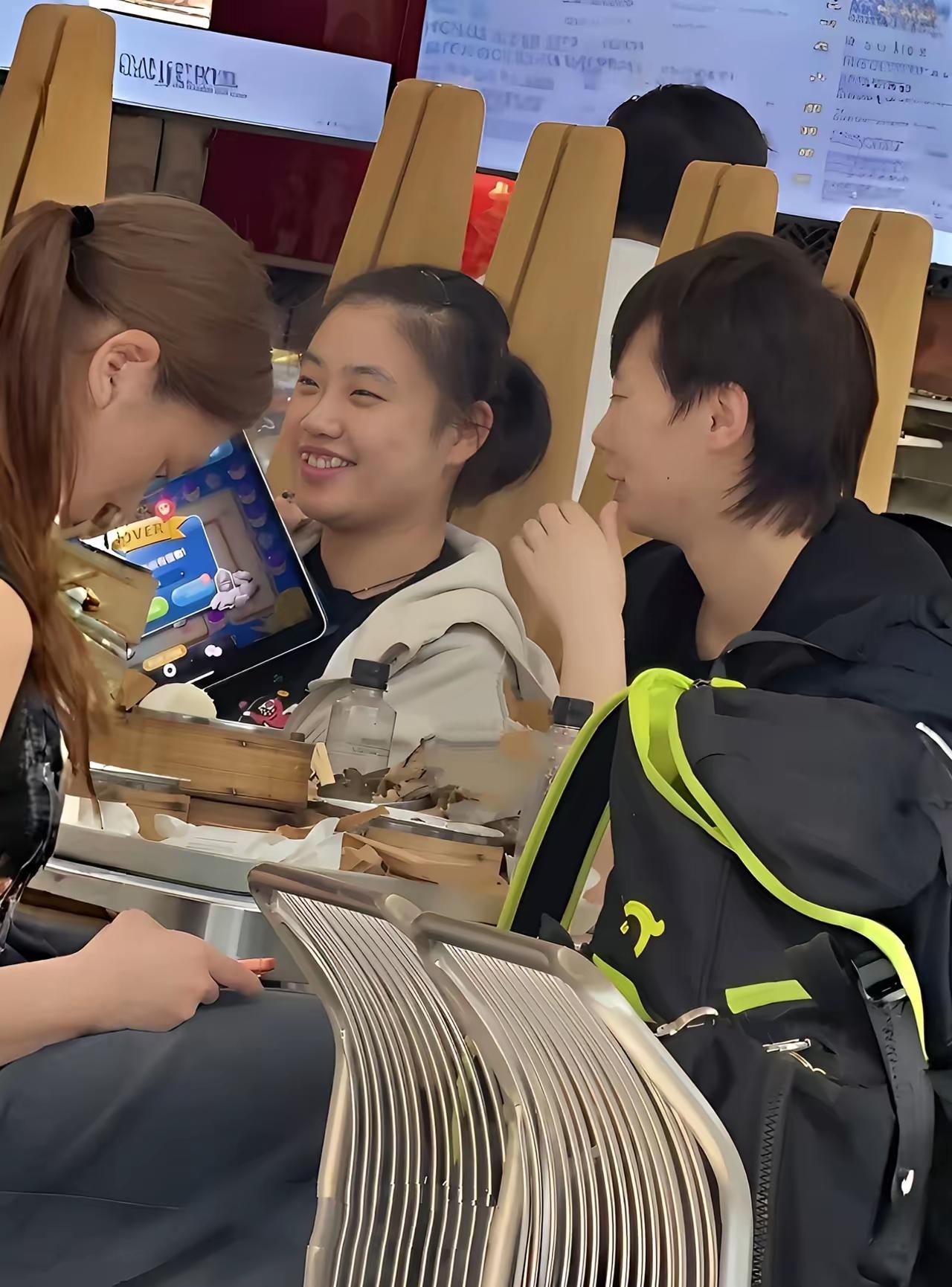 曼昱昨晚又带着两个亿妹妹偷偷溜出去。看来她的心情好好，昨天非遗剪纸师傅现