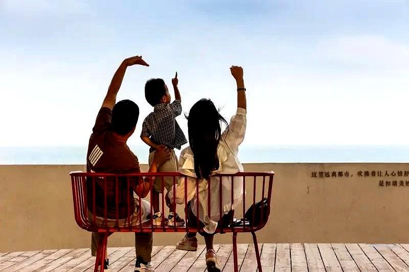 《父母爱情》的黑山岛片段又戳得人鼻子发酸！现在网上吵翻了，有人说安杰带点心看