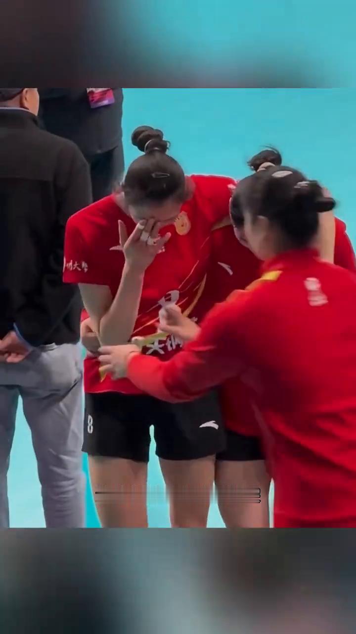 吴梦洁伤退，周页彤补位，双冠王缪伊雯无缘国家队。女排主攻手吴梦洁意外受伤，中国