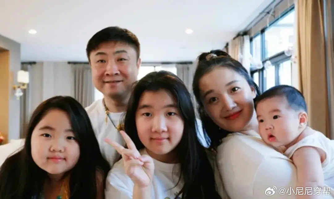 乔杉夫妇喂儿子吃第1口辅食，一家五口住别墅，院子大得能跑步！