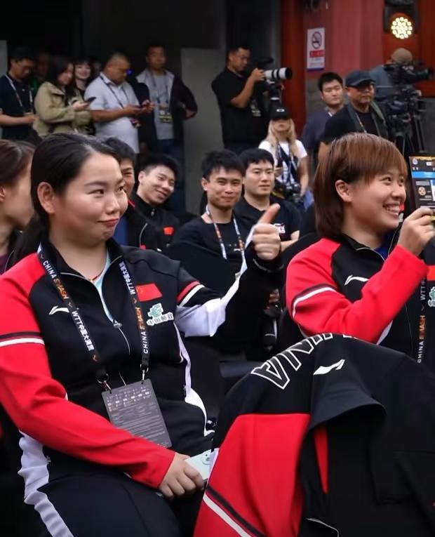 佳佳只能笑笑，给楚钦点个赞！昨天女单最后一个签表出来后，何卓佳对王曼昱，这时队