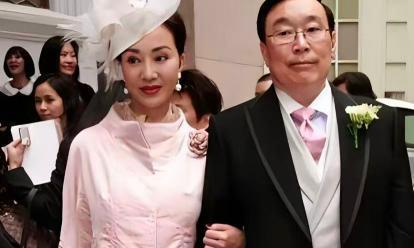 1995年，香港富豪赵世光甩出1000万，要妻子何莉莉签字离婚。何莉莉硬是没收，