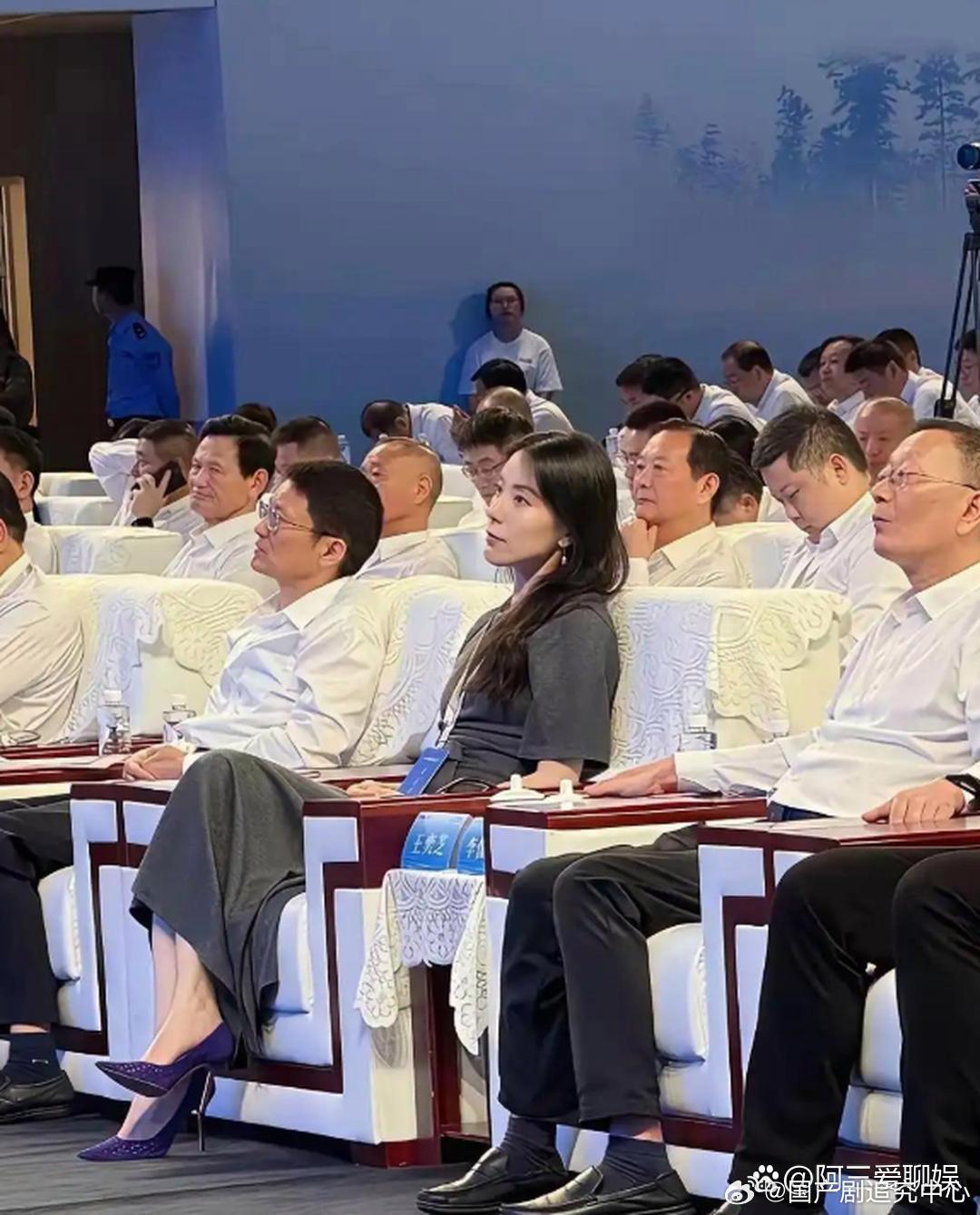 蔚来老板娘是真的有魅力，连我这个女生都忍不住多看了好几眼