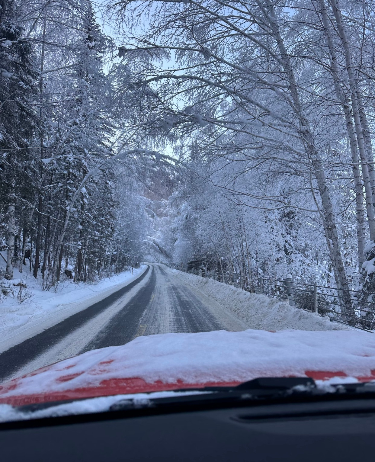 自驾冲雪场怎么正确选车雪季一到，谁不想自驾冲雪场啊🚙！但积雪路面的爬坡难题、打