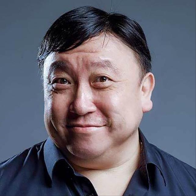 主持人，问导演王晶，听说你挖人，请来甄子丹拍戏，用了四千万。王晶笑了，说，哪有这