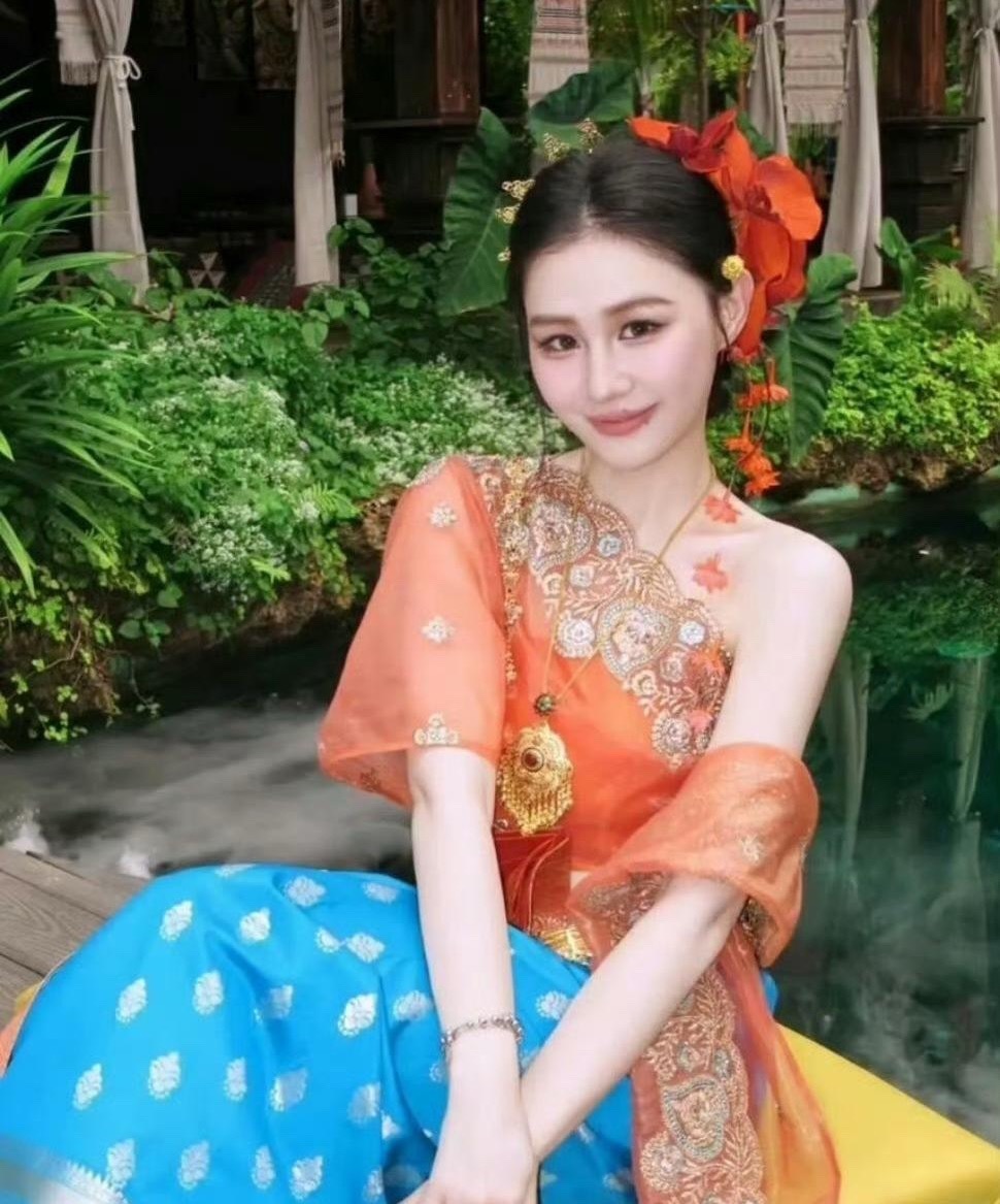 金靖瘦了之后五官都清晰了，现在眼睛好大