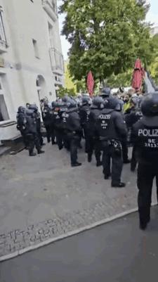 “支持哈马斯的滚回加沙！”德国人真的愤怒了，他们斥责哈马斯的支持者该回到加沙，
