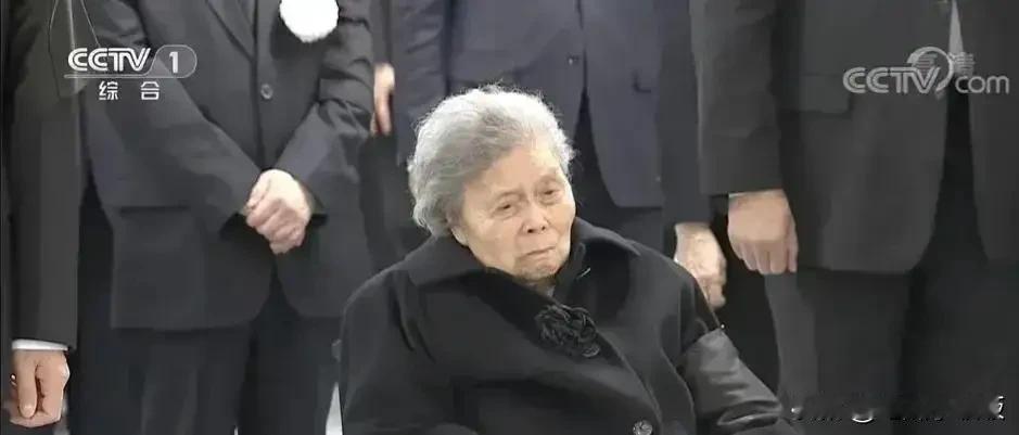 两个镜头，足以封神！第一个，2022年的冬天！老人送别一生挚爱，那种无奈