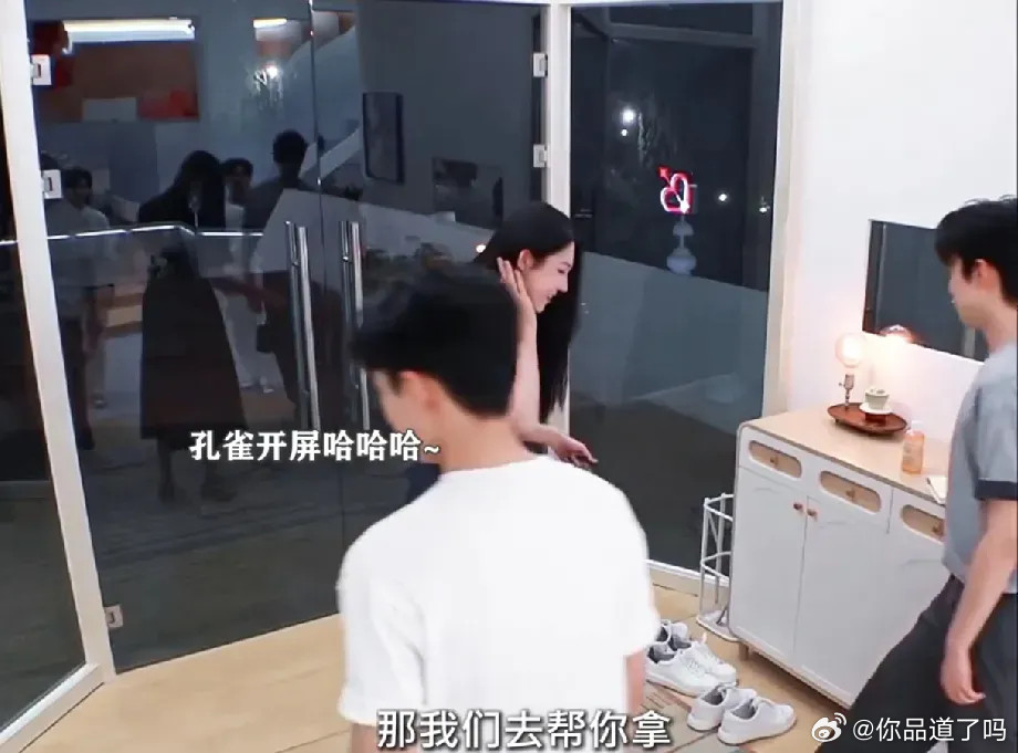 心动9名场面来了！沙玥儿刚入住小屋，三位男嘉宾争相上前帮她拿行李箱，妥妥本季人气