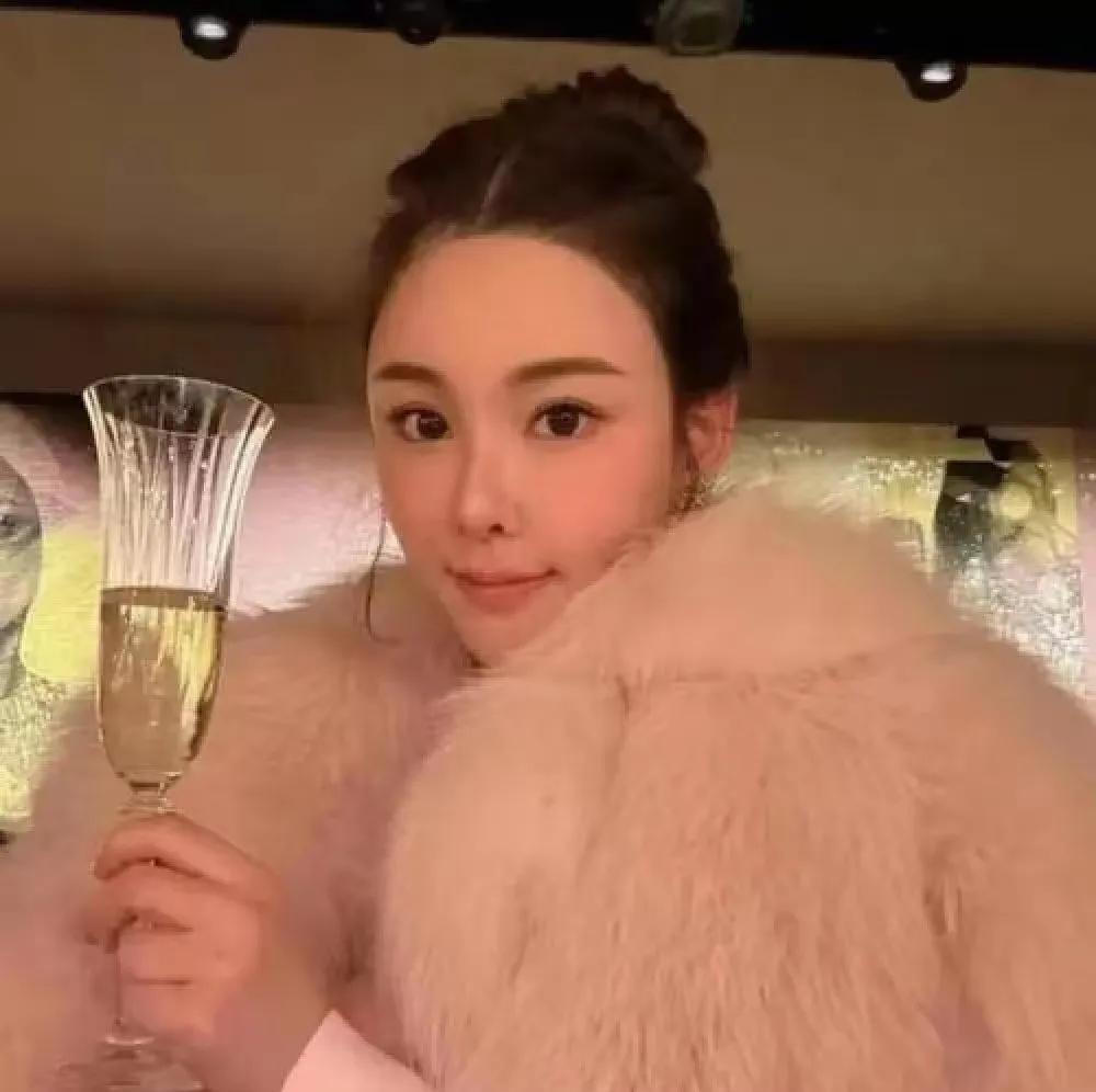 香港名媛蔡金凤，被前夫杀人碎尸，她长相甜美可人。一看就是富家千金。他与郭富城的妻