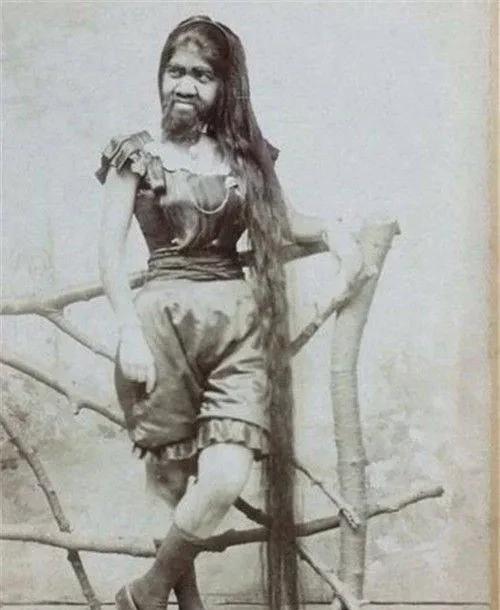 “终于要死了，再也没有人盯着我看了”，1926年，供人类观赏了45年的野人女孩K