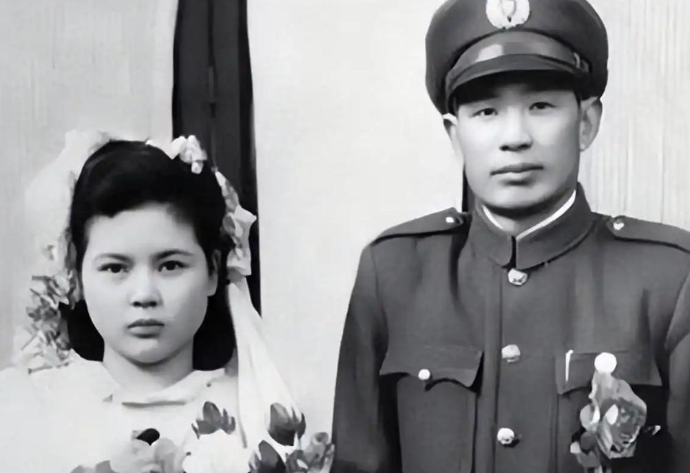 1978年，重庆江津白沙镇一名农妇正在喂猪，几辆轿车突然到访，来人告知她拥有数百