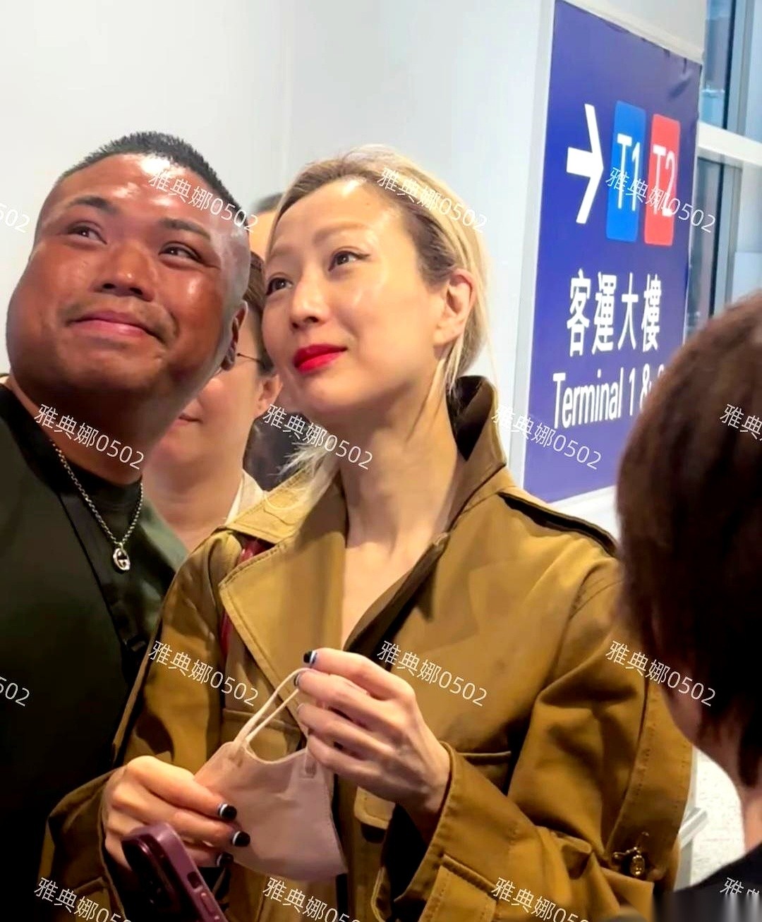 有网友在香港机场碰见了郑秀文，她顶着浅金色的头发和漂染过的同色眉毛，54岁的年纪脸上居然看不出一丝皱