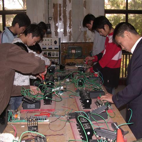 你没有听错吧！大学生回炉读技校，难道大学的尽头是技校？十年寒窗苦读，好不容易考