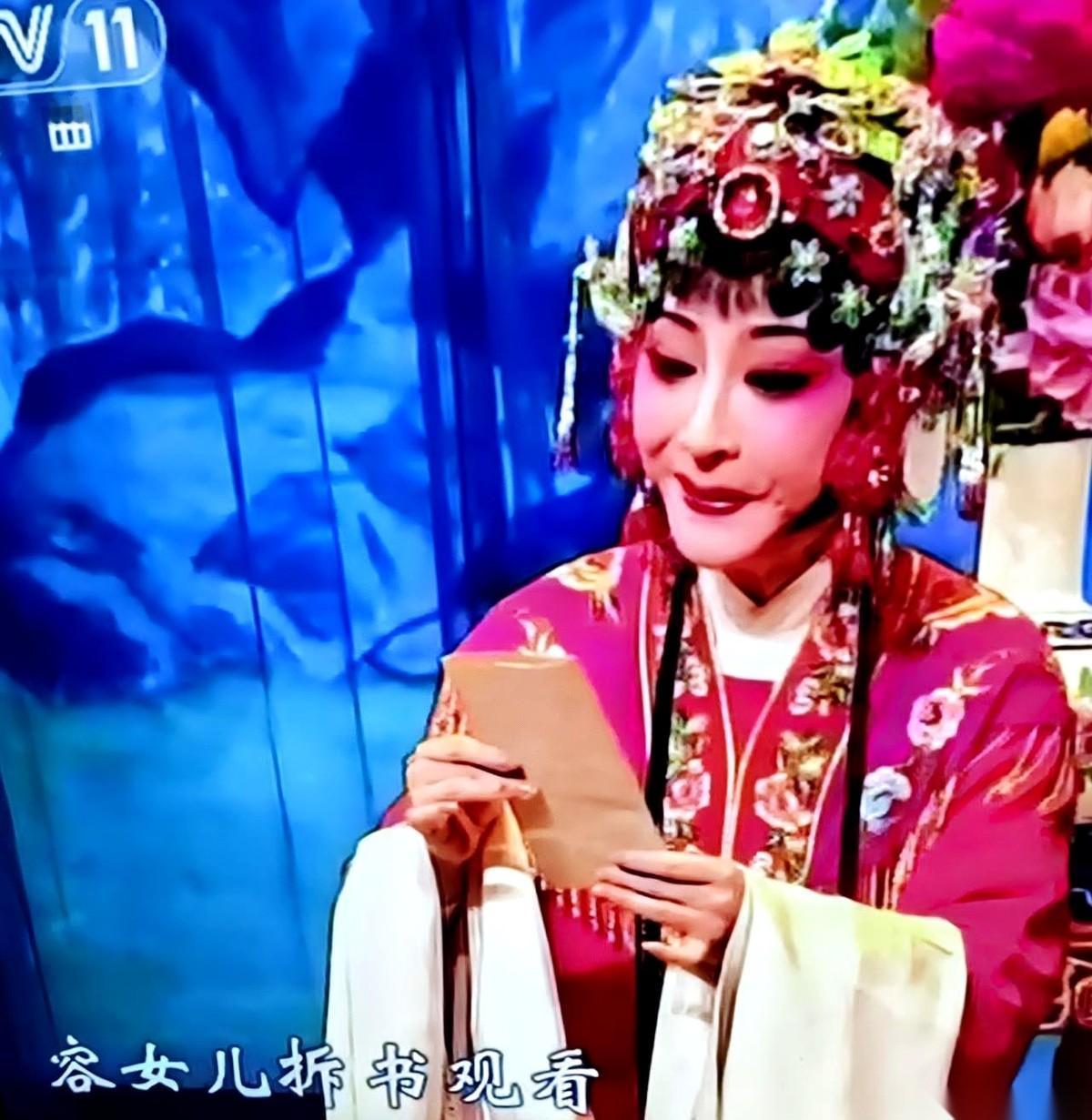 昨晚央视11套播了上海越剧院的《碧玉簪》。一出经典老戏，硬是让台上的演员们唱出了