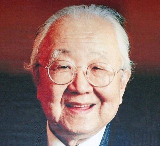 1975年，书画家启功的妻子病逝。临终前，她对启功说：“我在后院藏了宝贝。”启功