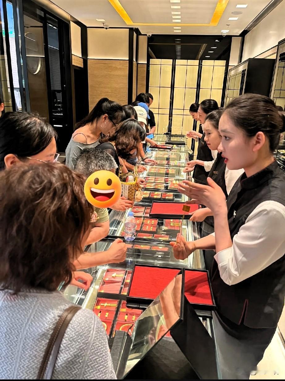 我妹妹在金店工作了5年，她提醒大家不要在金店里买黄金。为什么呢？因为金店里的