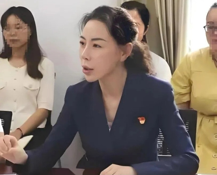 记录者“美女副区长”于媛媛，整容脸，皮肤白皙，严重违反生活纪律……很多人初识于