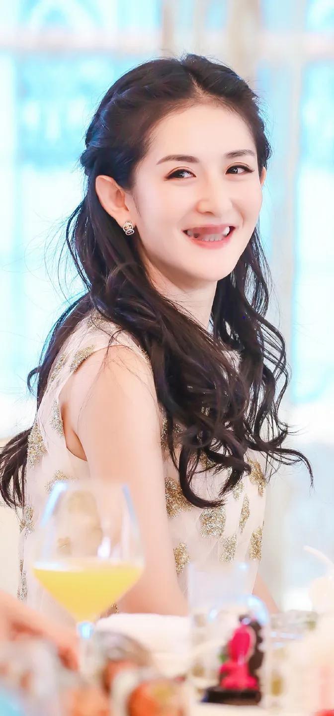 有一天,何炅跟谢娜说:“你不能这么拼了,必须得休息。”谢娜觉得身体不舒服,到医院