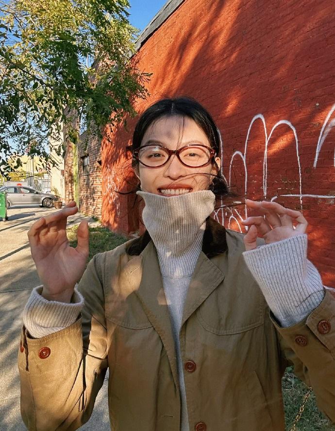 最近钟楚曦在旅行的时候拍摄了一组很漂亮的大片，看起来像个开心的孩子。她这次走