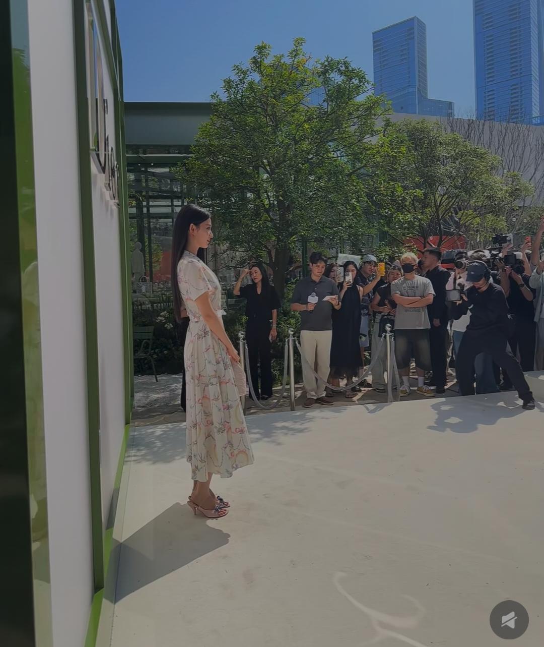 衣服虽然是大牌的，但是她穿上真心不好看！明明她个子高挑，身材也很完美，但是穿上