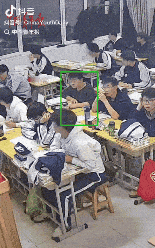 山东日照，高三的学生们正在上晚自习，都在认真地学习。突然监控中传出班主任的声音：