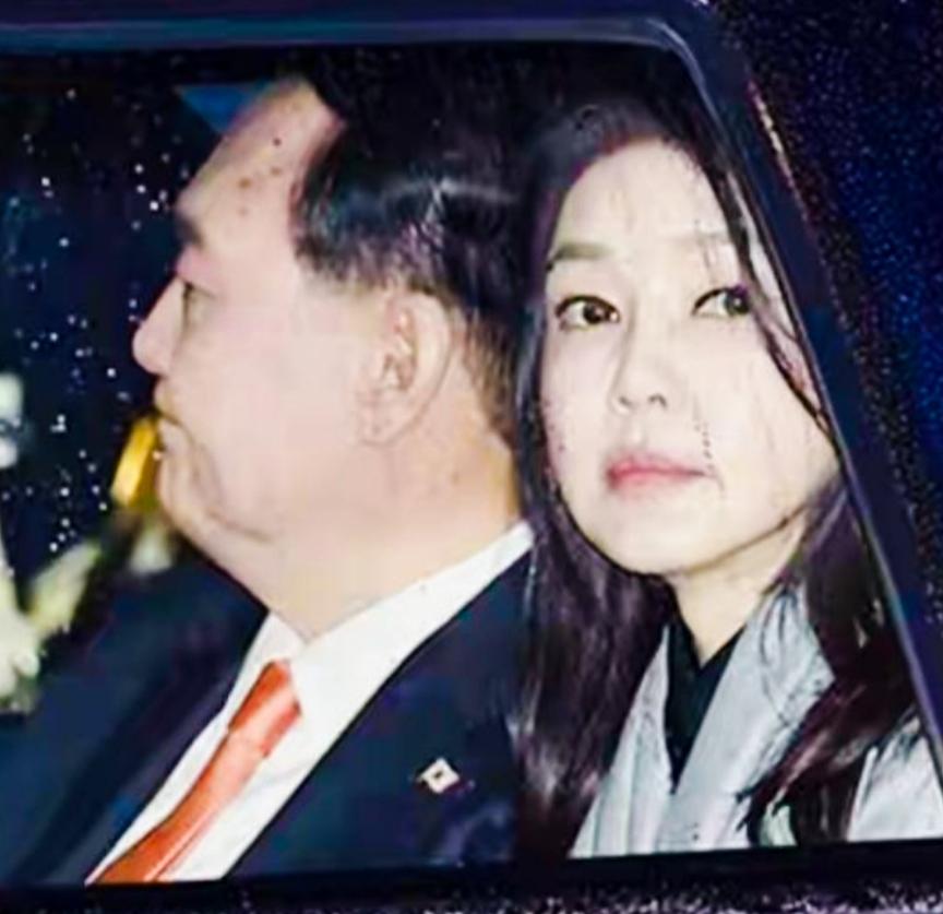 金建希坐在车里是不是思绪万千啊！金建希的表情看上去就心事重重的样子啊！尹锡悦