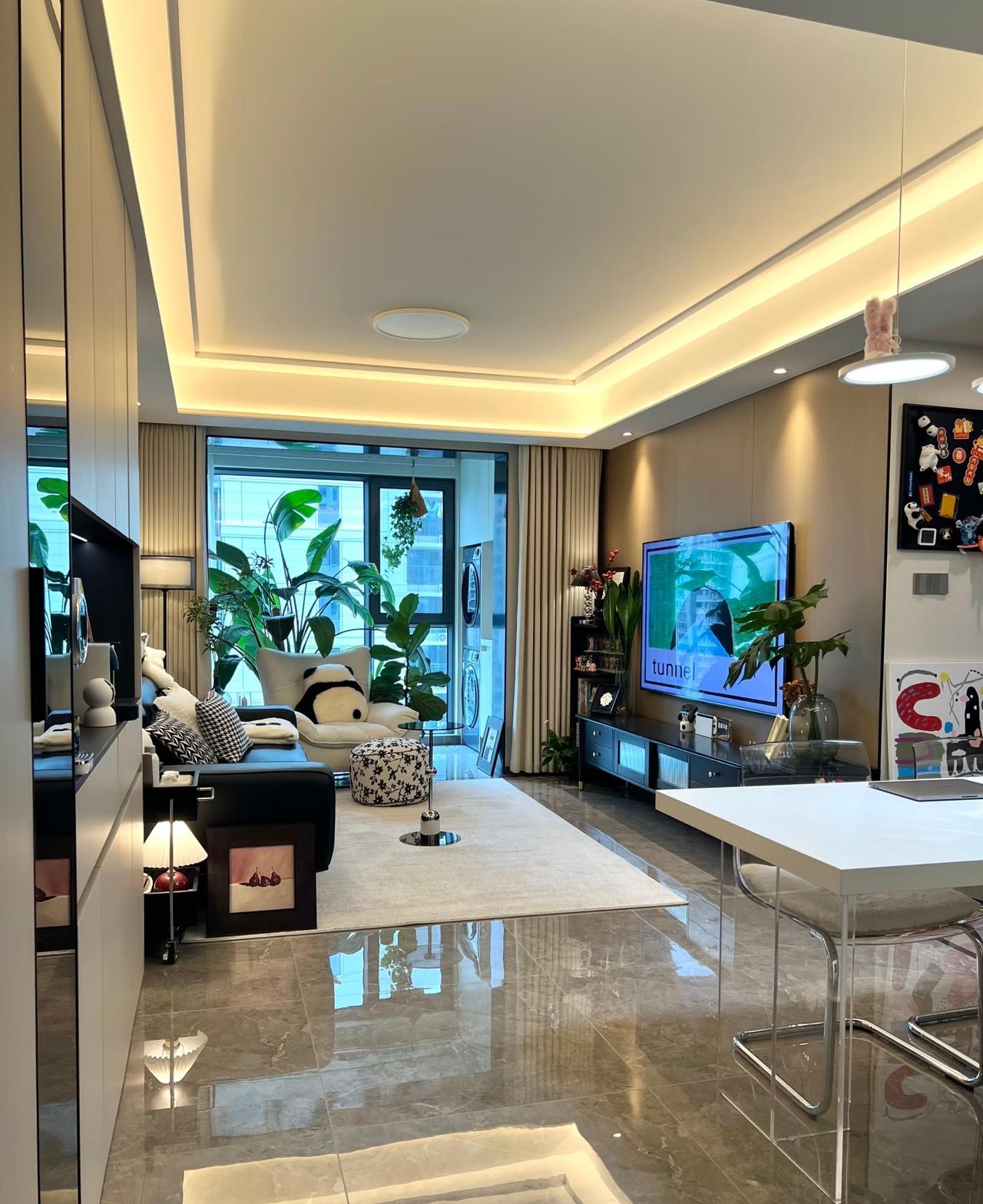 从小一直跟母亲相依为命的小亮，结婚后事事都听母亲的，小亮对他的母亲简直是百依