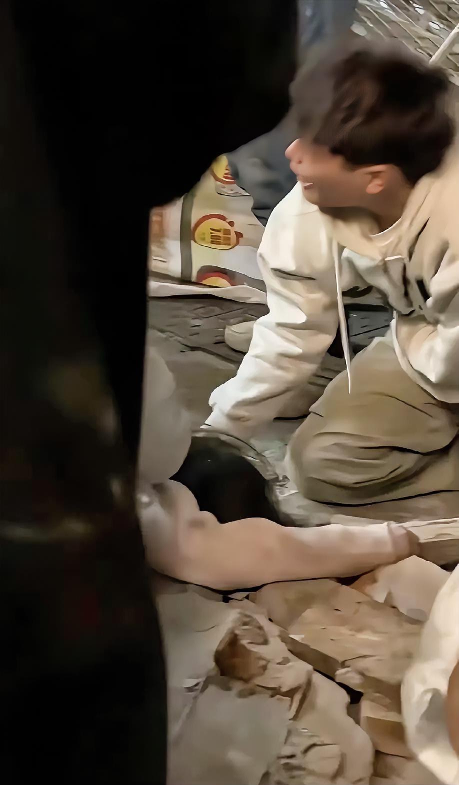 看到这个画面，心里顿时一阵难过，一个女孩倒在她男朋友旁边，已经没有了生命迹象，而